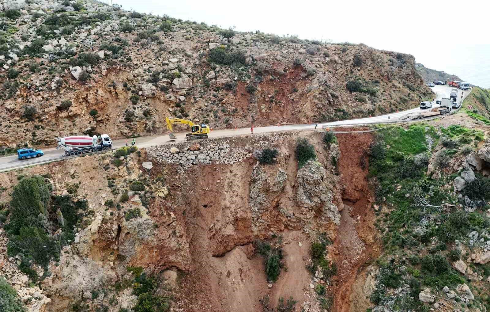 Mersin'de çöken yolda çalışmalar sürüyor: Mersin-Antalya yolunda trafik kontrollü sağlanıyor
