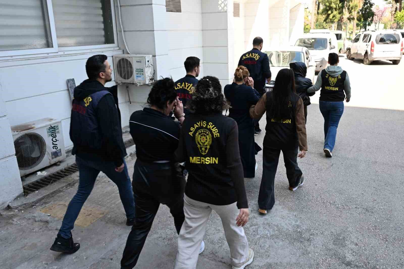 Mersin'de evleri soyan kadın hırsızlar minibüste polise yakalandı