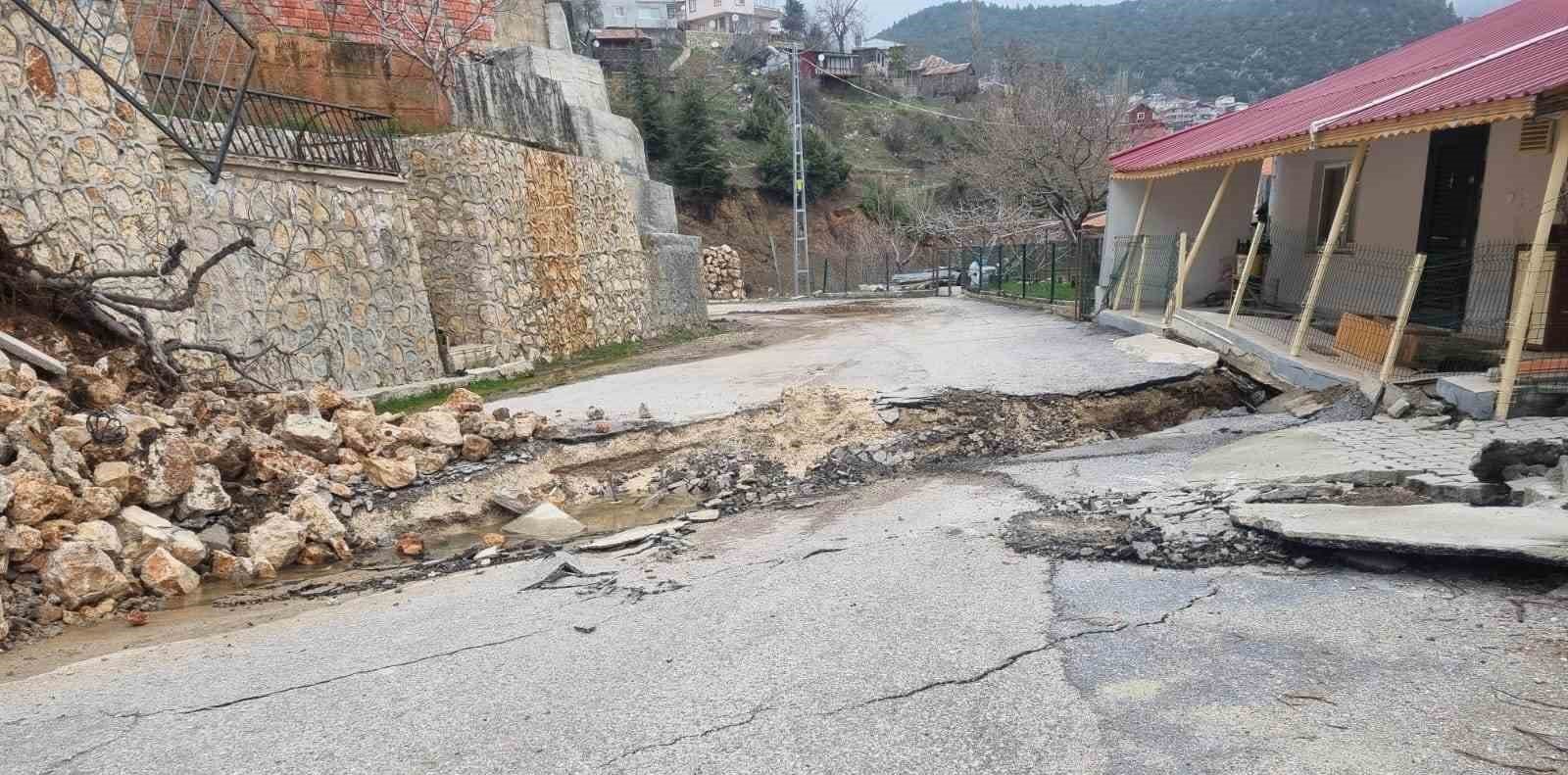 Mersin'de heyelan: Yol yarıldı, evler zarar gördü