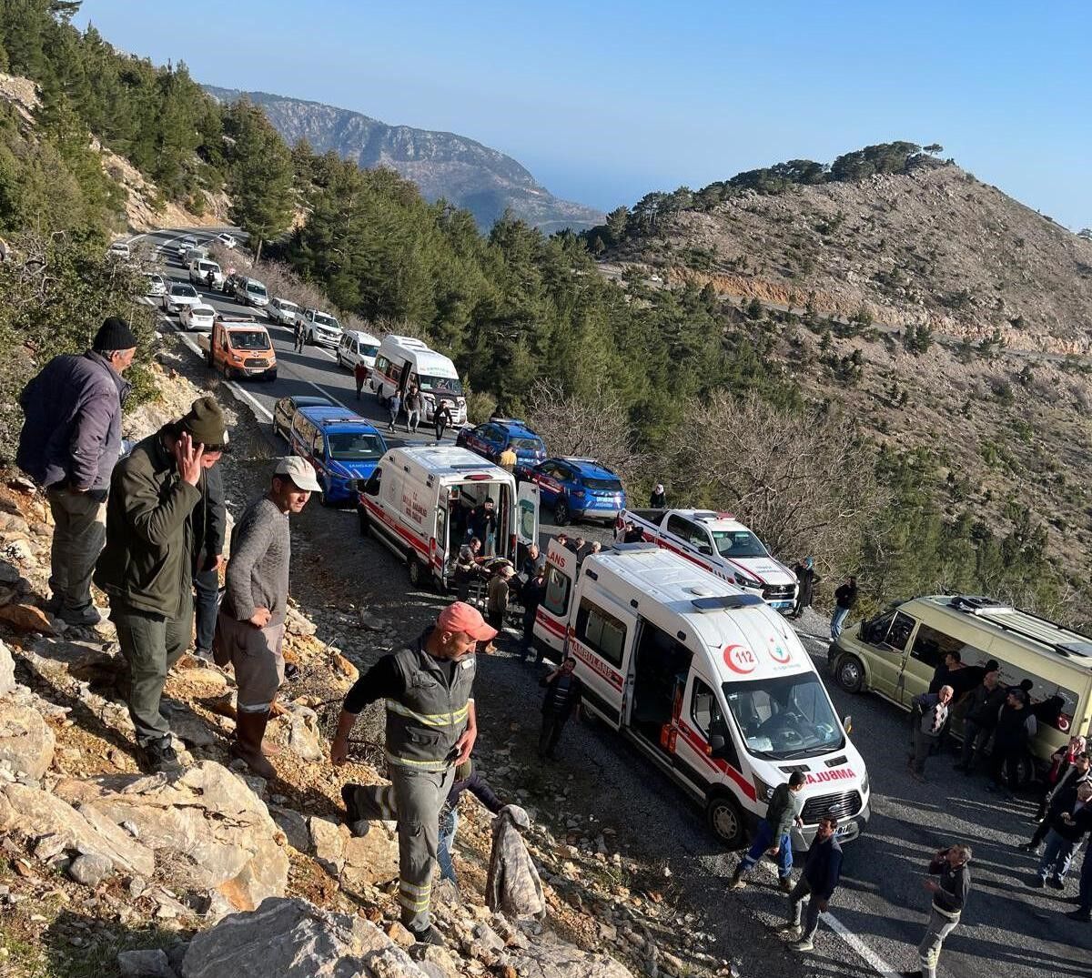 Mersin'de işçi servisi uçurumdan yuvarlandı: Ölü ve çok sayıda yaralı var