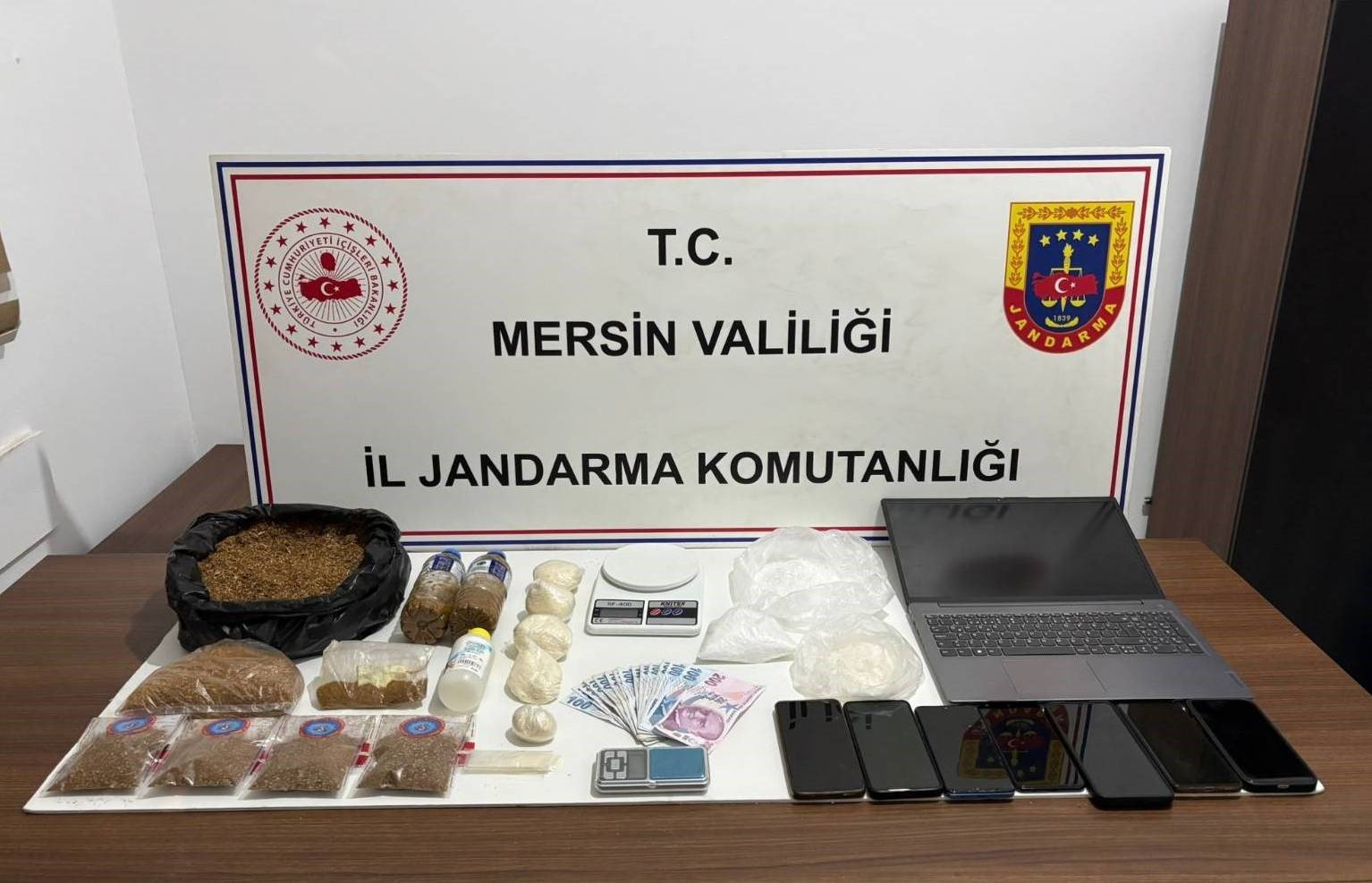Mersin'de uyuşturucu ticareti yapan 4 şüpheli tutuklandı