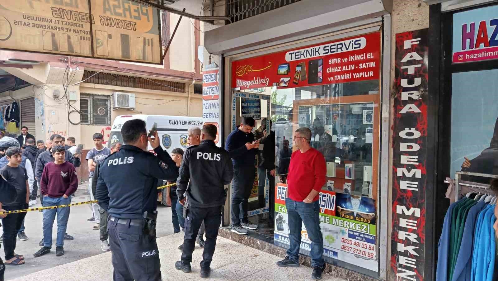 Motosikletle gelip, iş yeri sahibini başından vurup öldürdü