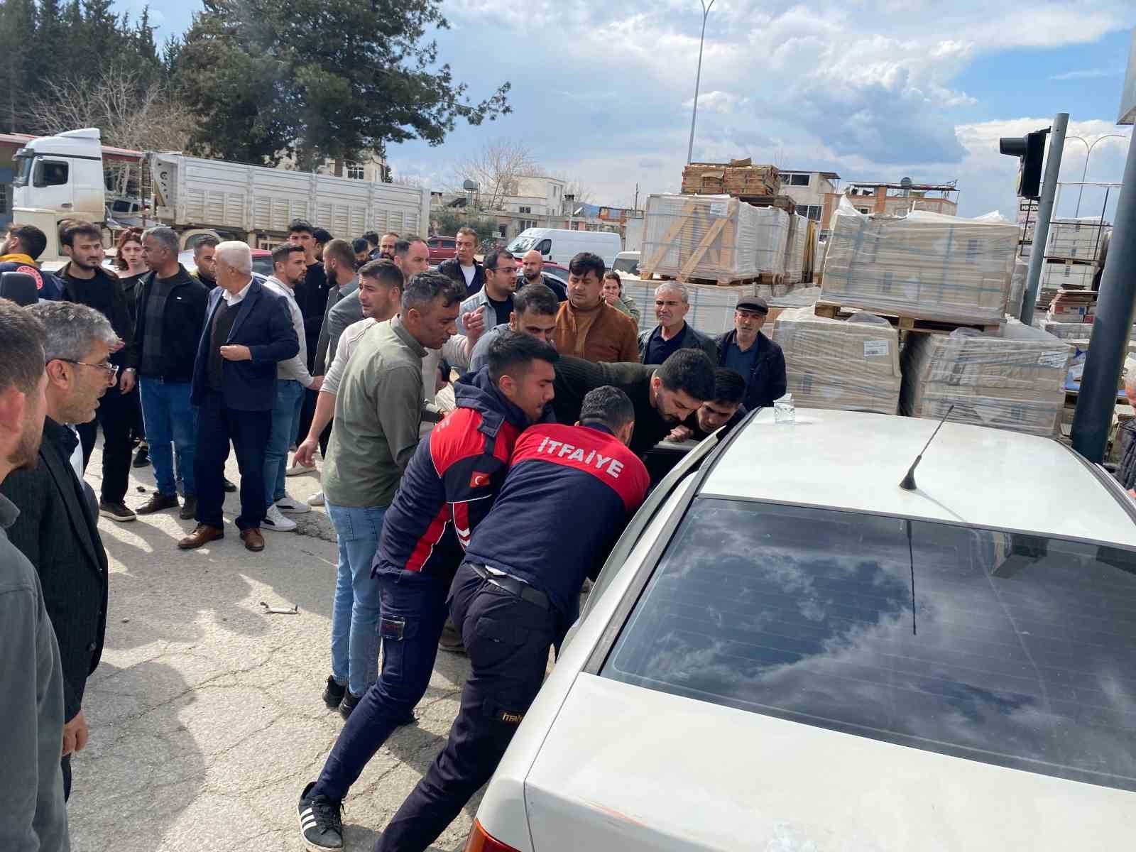 Osmaniye'de otomobil inşaat malzemelerine çarptı: 2'si ağır 3 yaralı