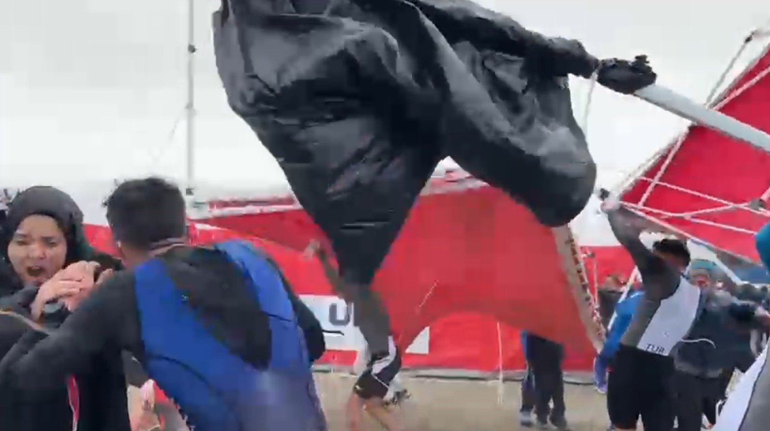 Salda Duatlonu Türkiye Kupası'nda şiddetli rüzgar çadır ve bariyerleri uçurdu, o anlar kameralara yansıdı