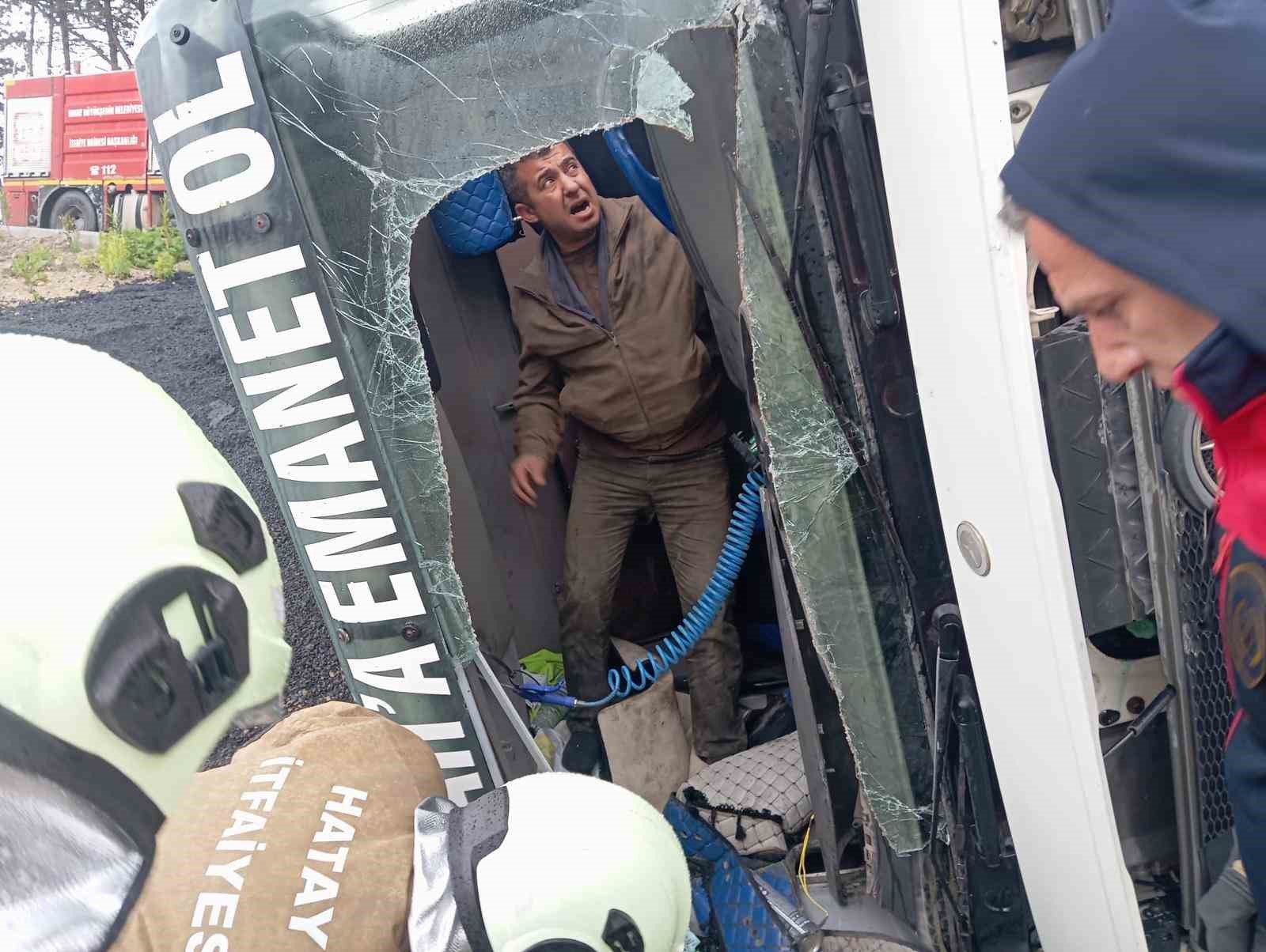 Samandağ'da devrilen tırın sürücüsü yaralandı