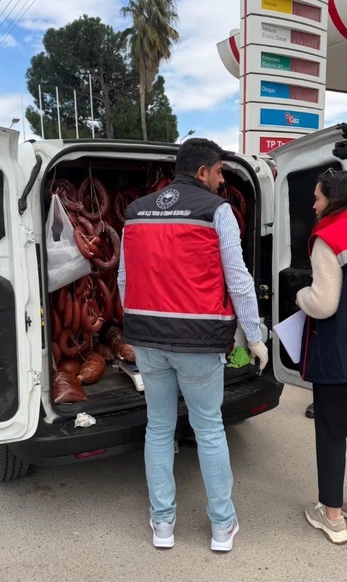 Serik'te 176 kilogram tarihi geçmiş sucuk ele geçirildi