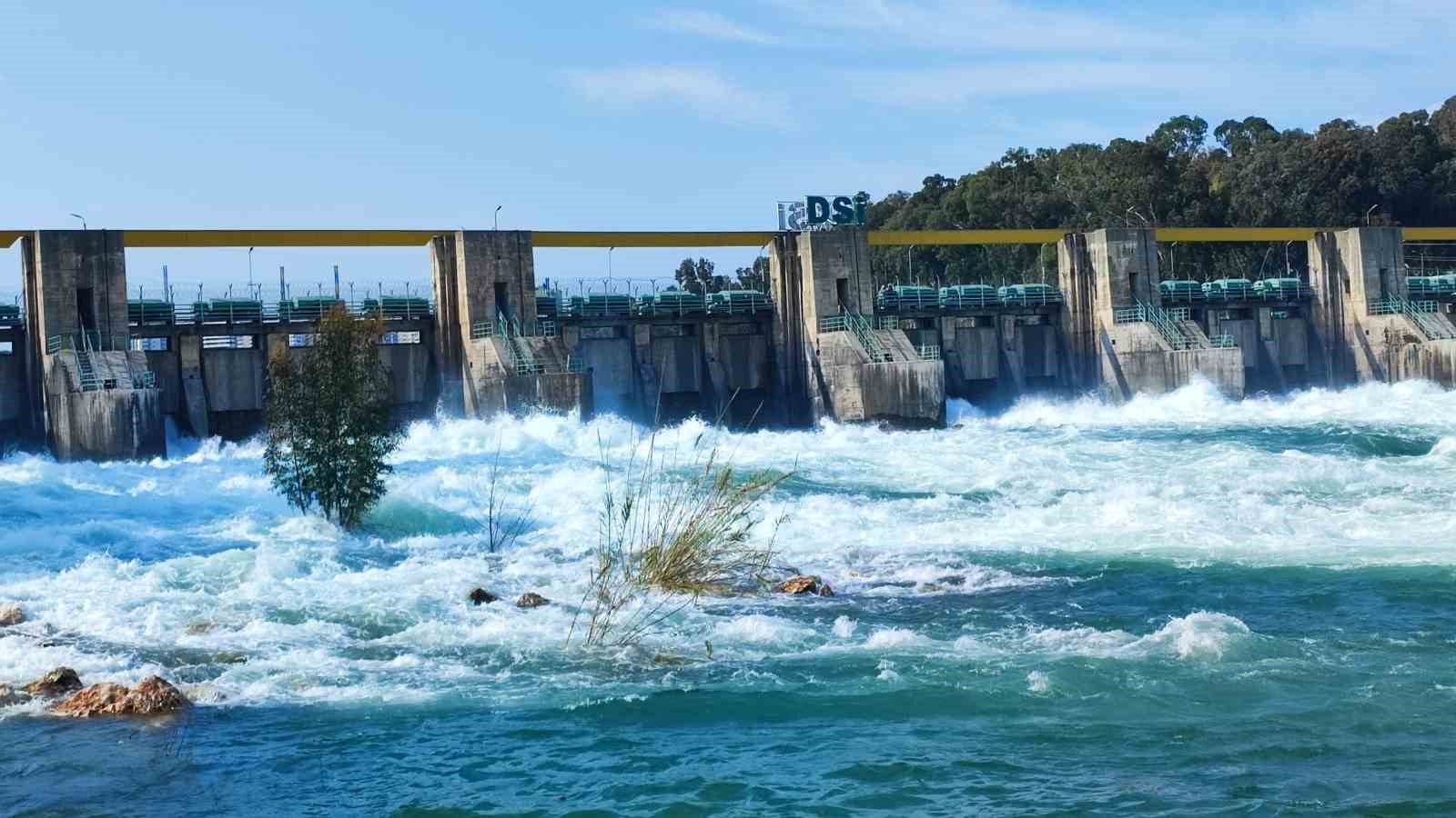 Seyhan Barajı'nda kapaklar açıldı: Çağlayan sular Seyhan Nehri ile buluştu