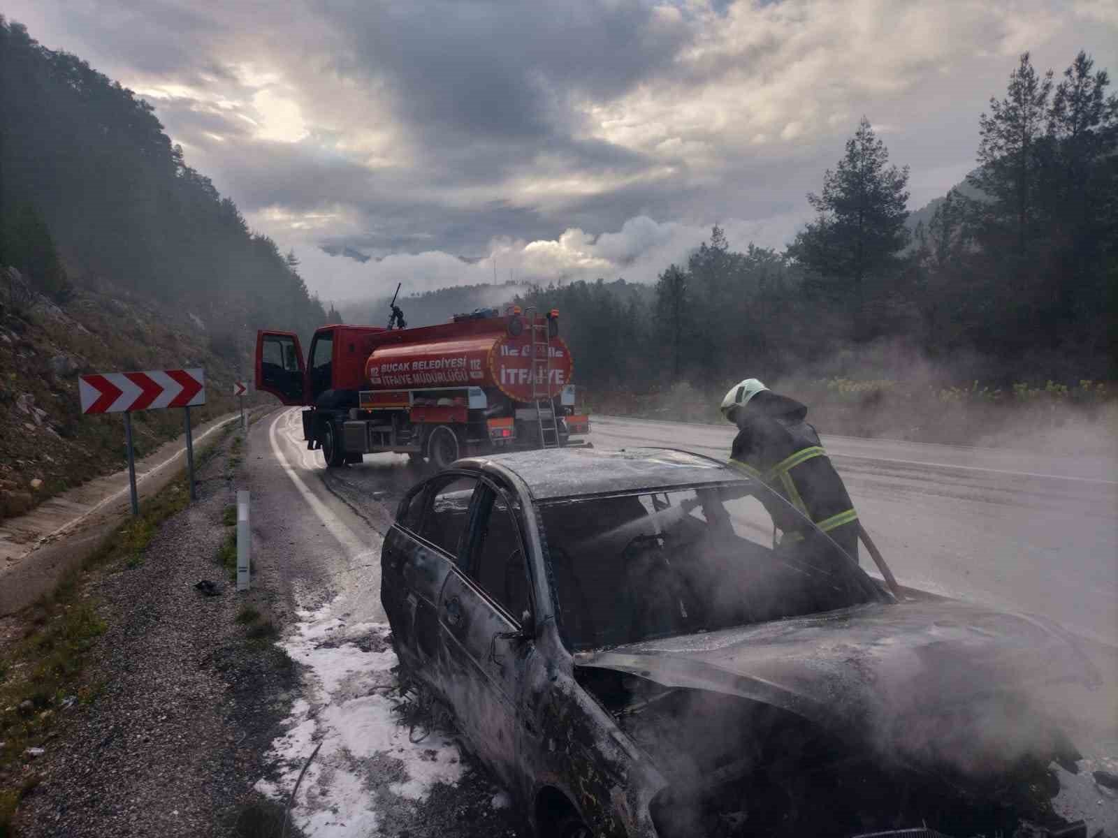 Seyir halindeyken yanan araç kullanılmaz hale geldi