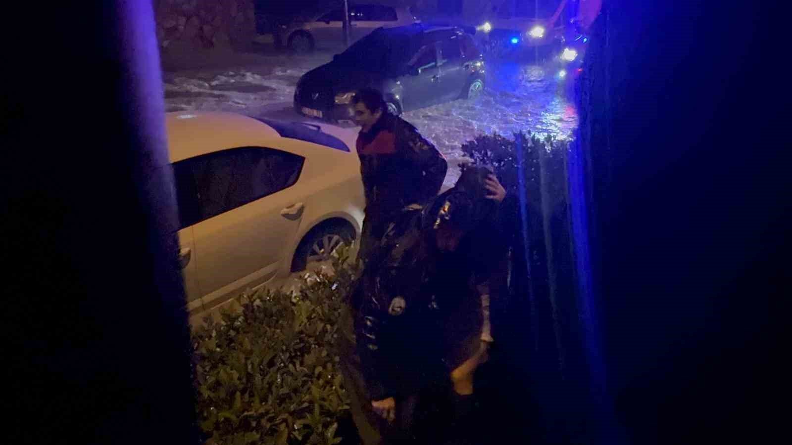 Hatay'ı şiddetli yağış vurdu, vatandaşları itfaiye kurtardı