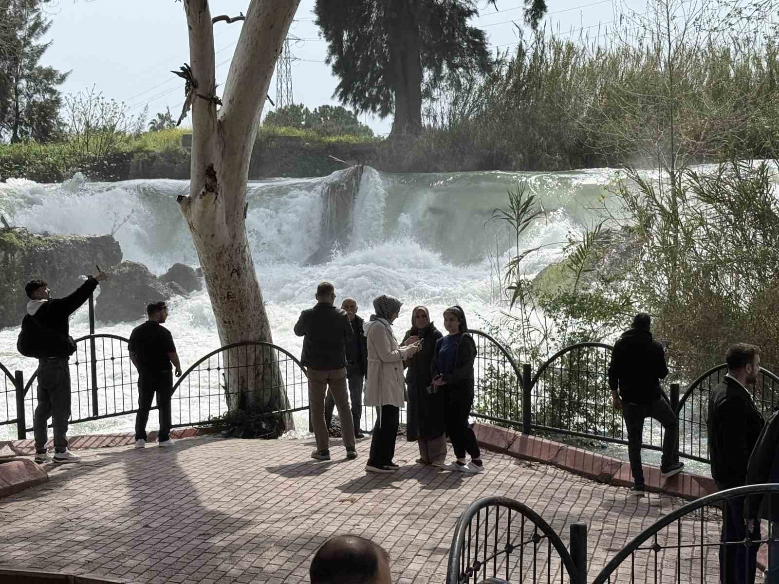 Tarsus Şelalesi'ne yağış sonrası ziyaretçi akını