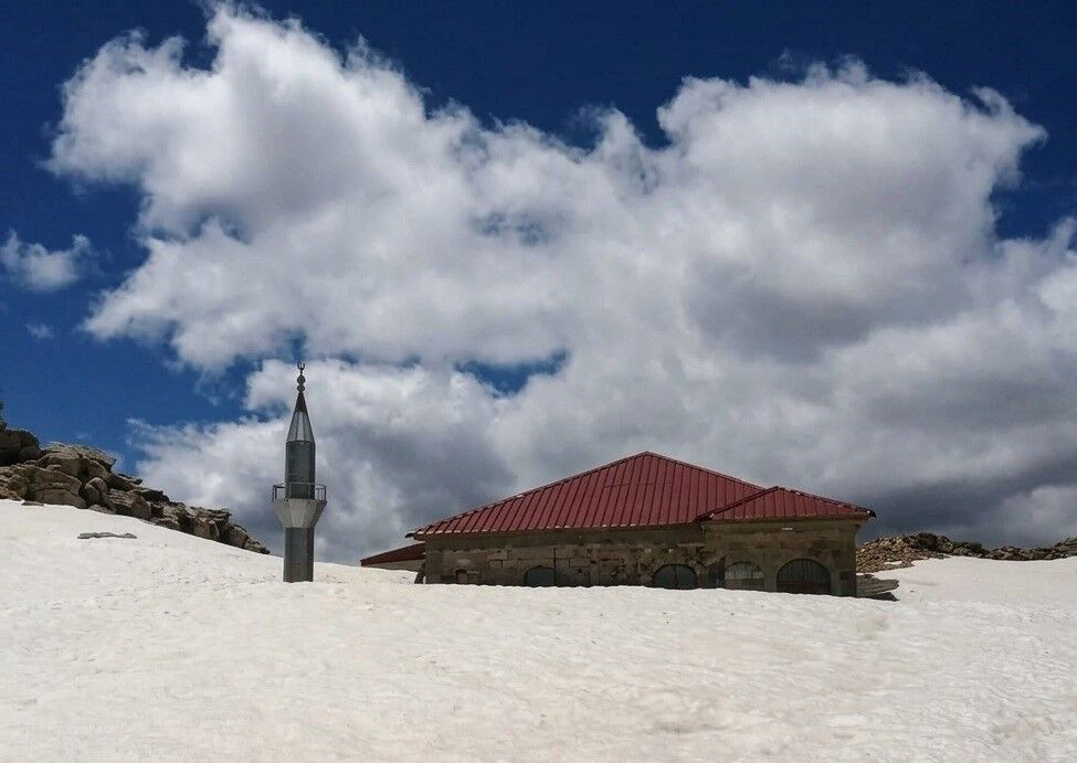 Toroslar'ın zirvesinde 741 yıllık cami kar altında kaldı