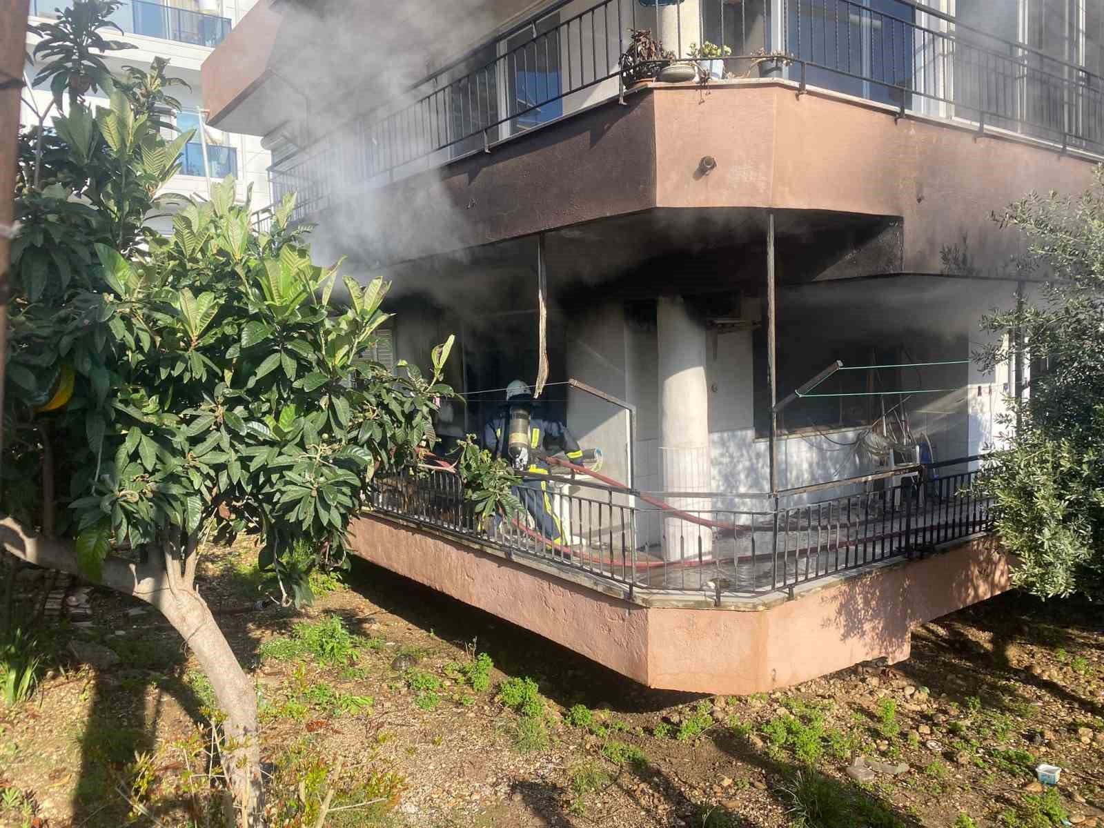 Yanan evden 4 yaşındaki yeğenini çıkarmak isterken yaralandı