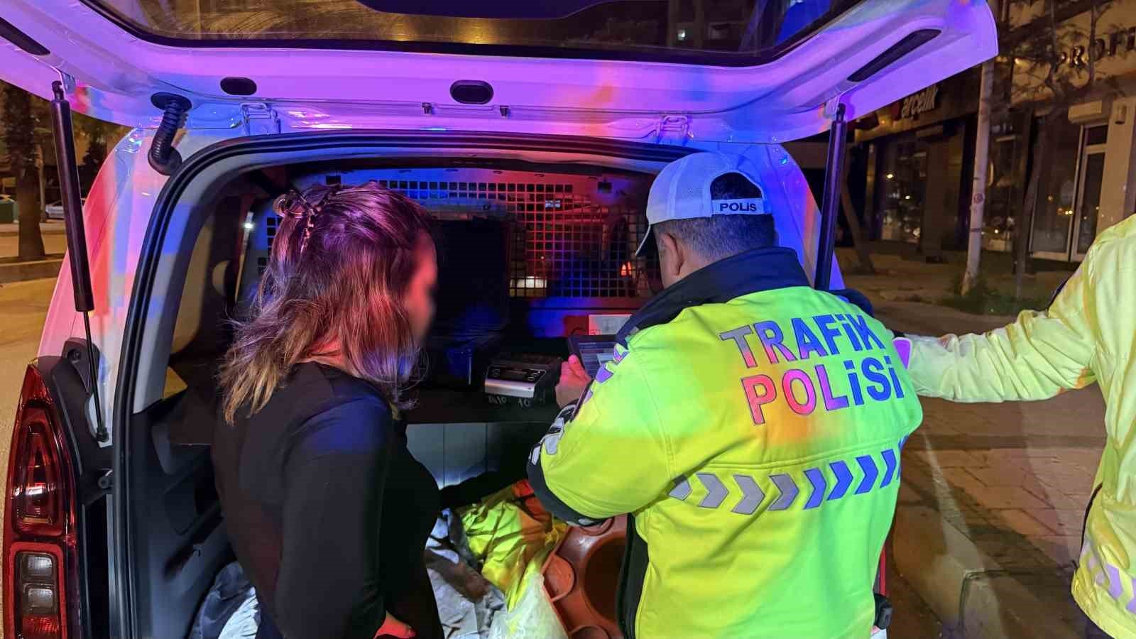 Yasal sınırın üstünde alkollü çıkan aday sürücünün ehliyeti iptal edildi, 'Beni çekmeyin avukatım' diyerek kendini savundu