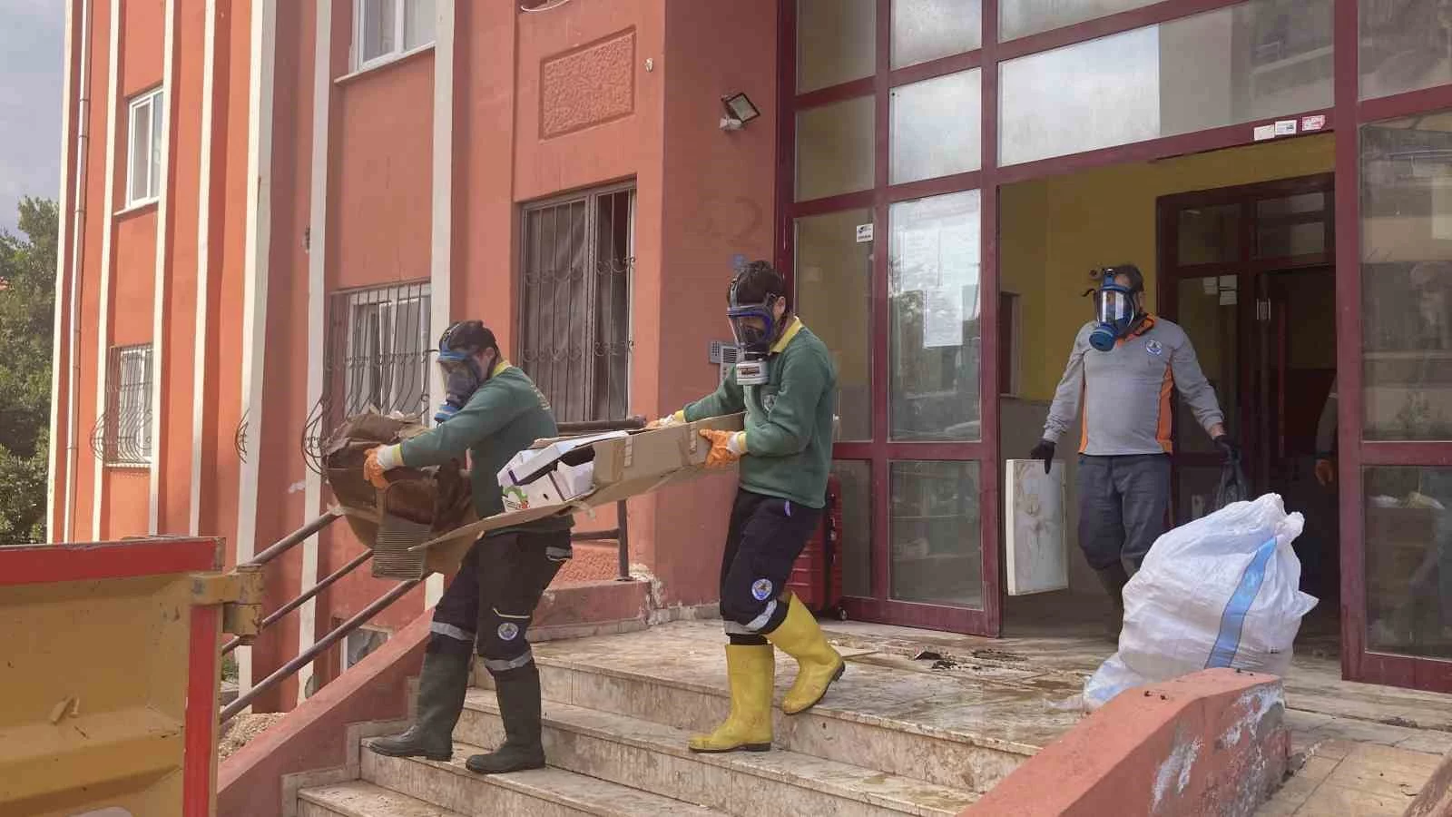 Erdemli'de Çöp Ev Alarmı: Bir Daireden 7 Kamyonet Çöp Çıktı