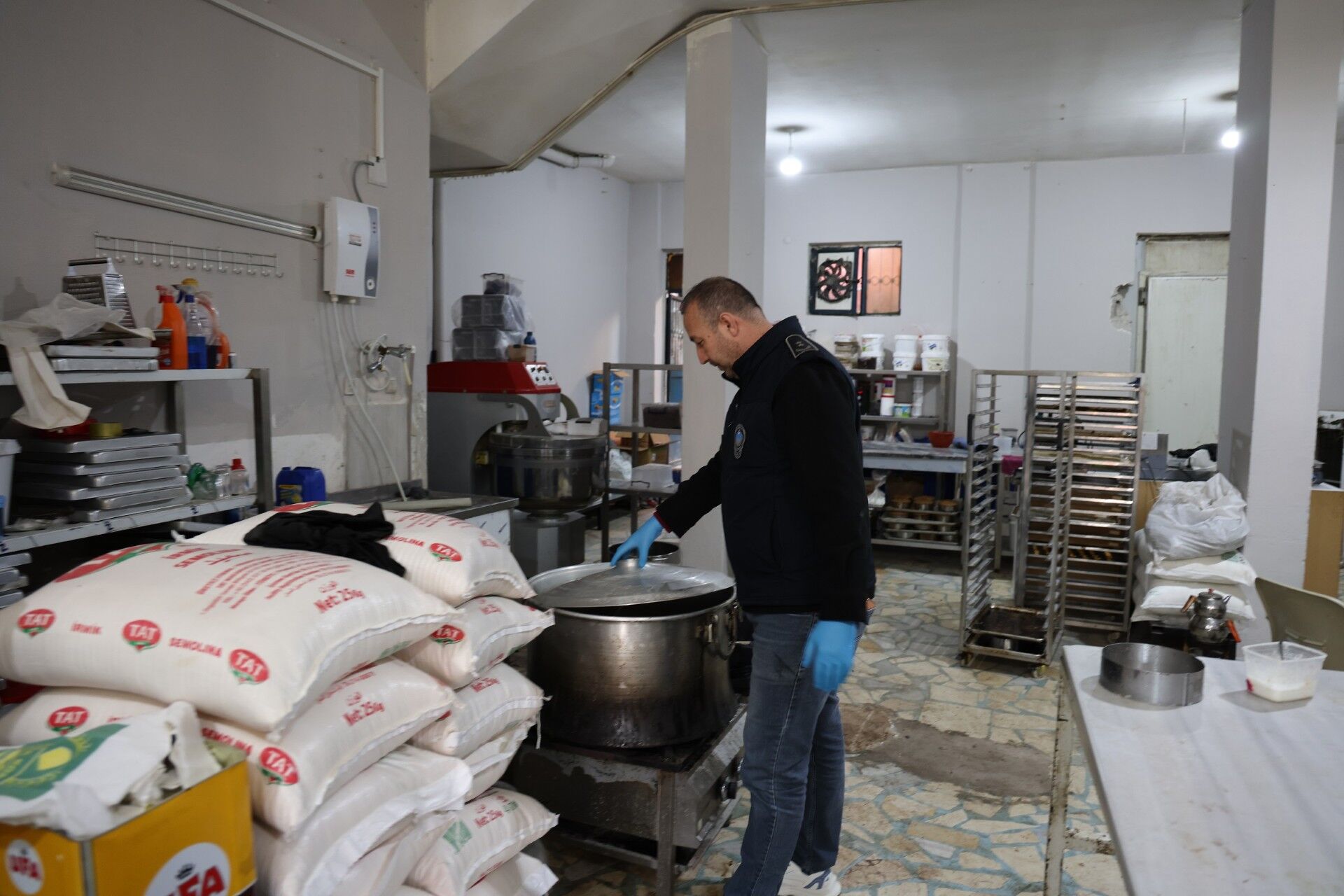 Toroslar’da Sağlıksız Koşullarda Üretim Yapan İşletme Kapatıldı