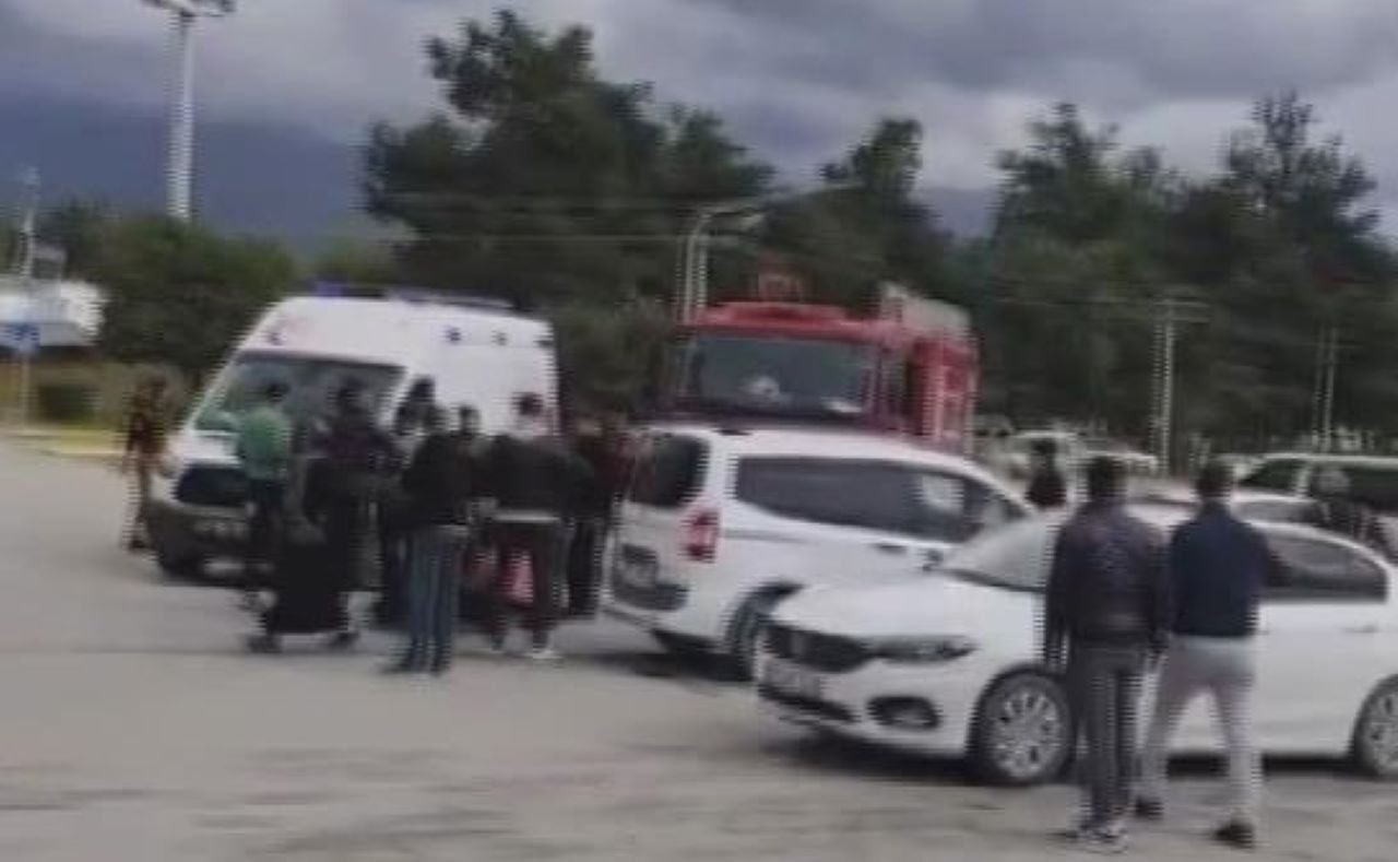 Hatay'da hafif ticari araç ile otomobilin çarpıştığı anlar kamerada