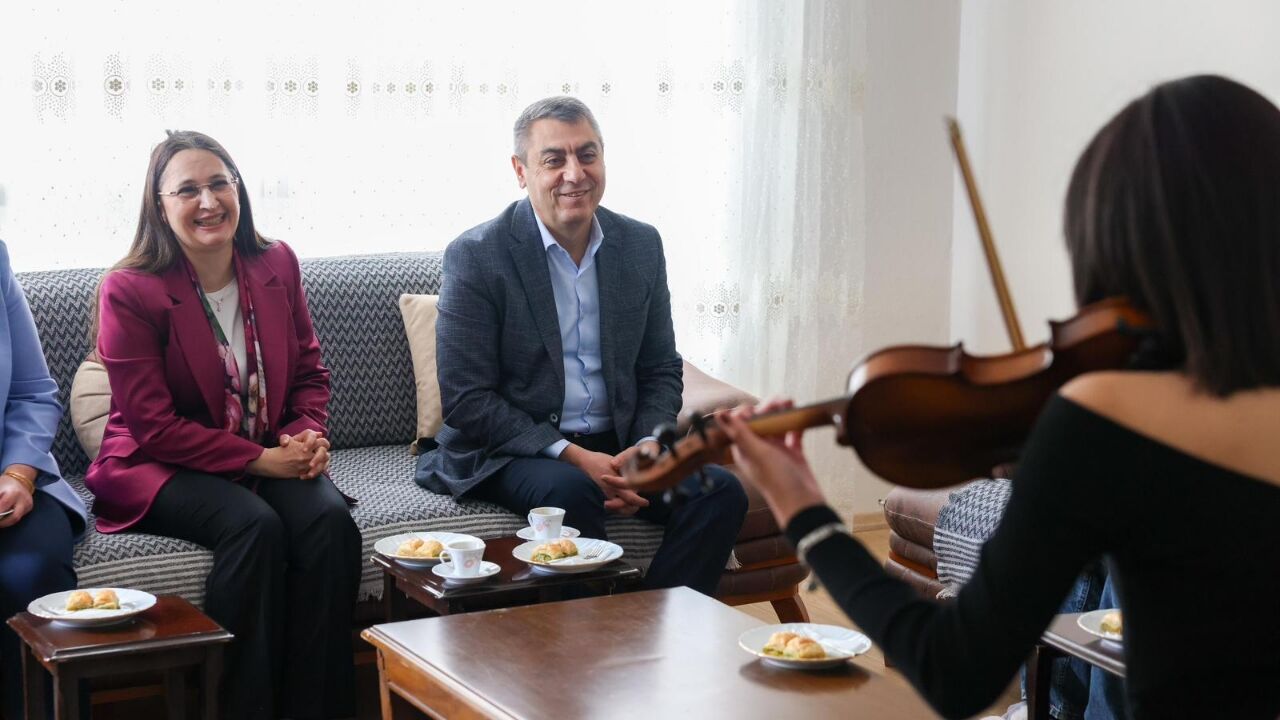 Vali Toros’a Bayram Ziyaretinde Kemanlı Sürpriz