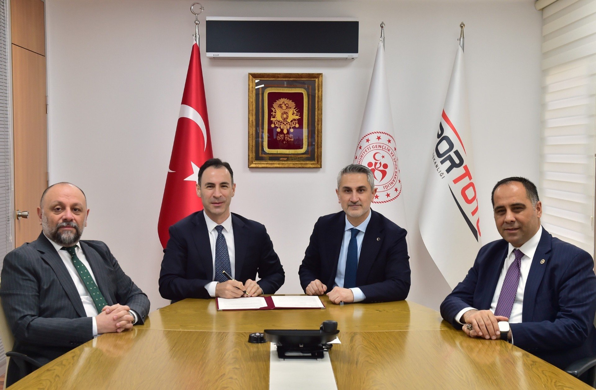 Milletvekili Kıratlı Müjdeyi Verdi: Aydıncık’a Gençlik Kampı