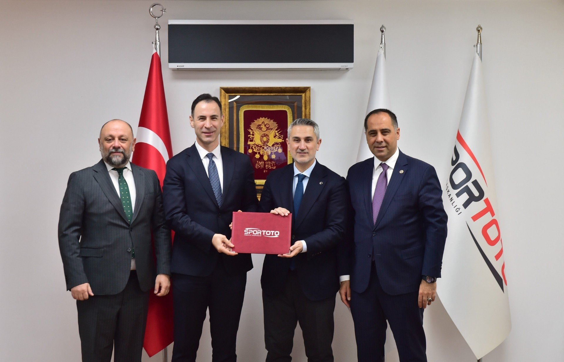 7Efd8215 0A44 4A8F 8586 394Cb44Ba8Df