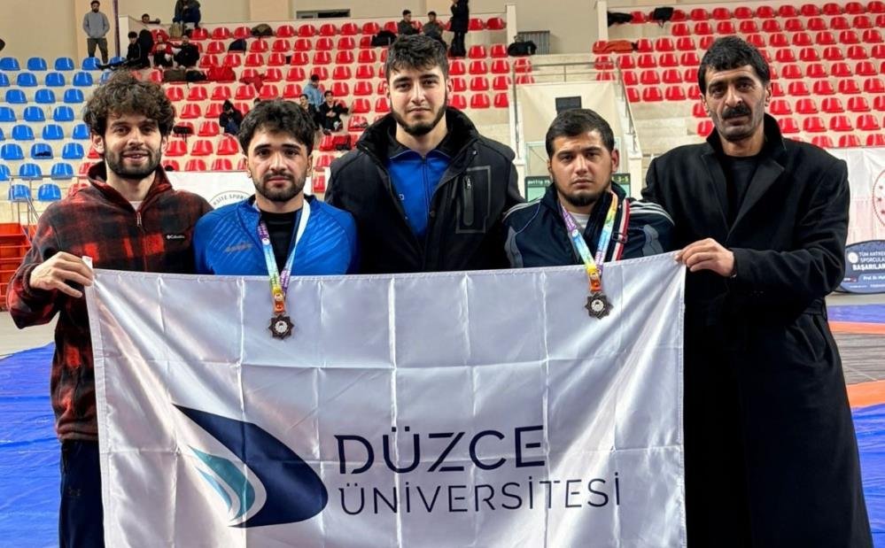 Düzce Üniversitesinden Güreşte Çifte Madalya!
