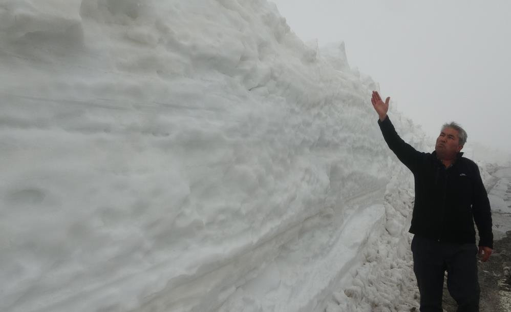 Mersin'de 3 Metrelik Kar: Karayolları Ekipleri Yolu Açıyor
