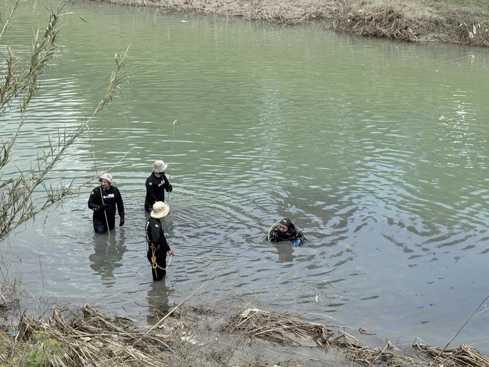 Tarsus'ta ırmakta kaybolan genci arama çalışmaları sürüyor