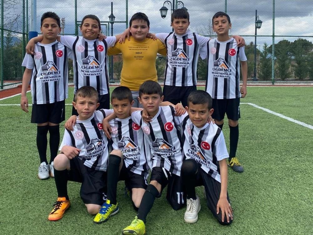 Sarıgöl'de Köy Okulundan Tarihi Futbol Başarısı