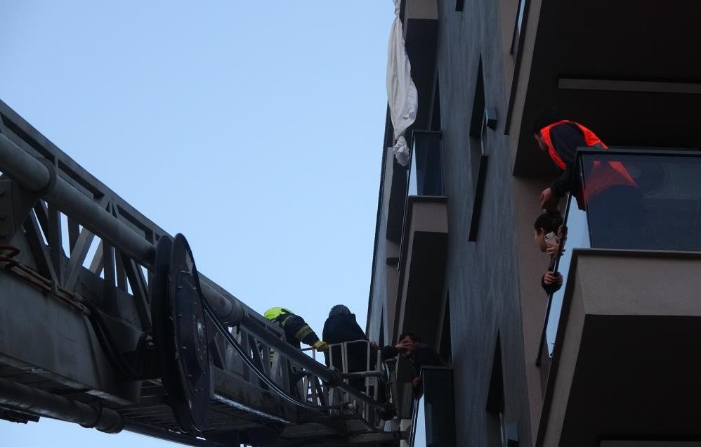 Mersin’de 6. Kattan Perdeyle İnen Genci İtfaiye Kurtardı