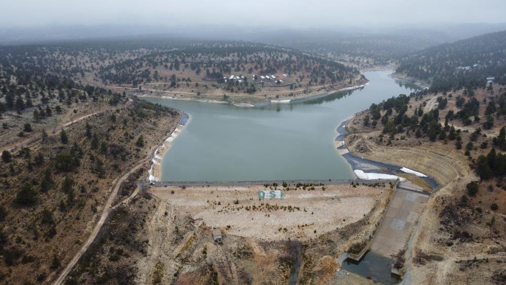 Erdemli'de Gölet Doldu Ama Çatlaklar Su Bırakmıyor