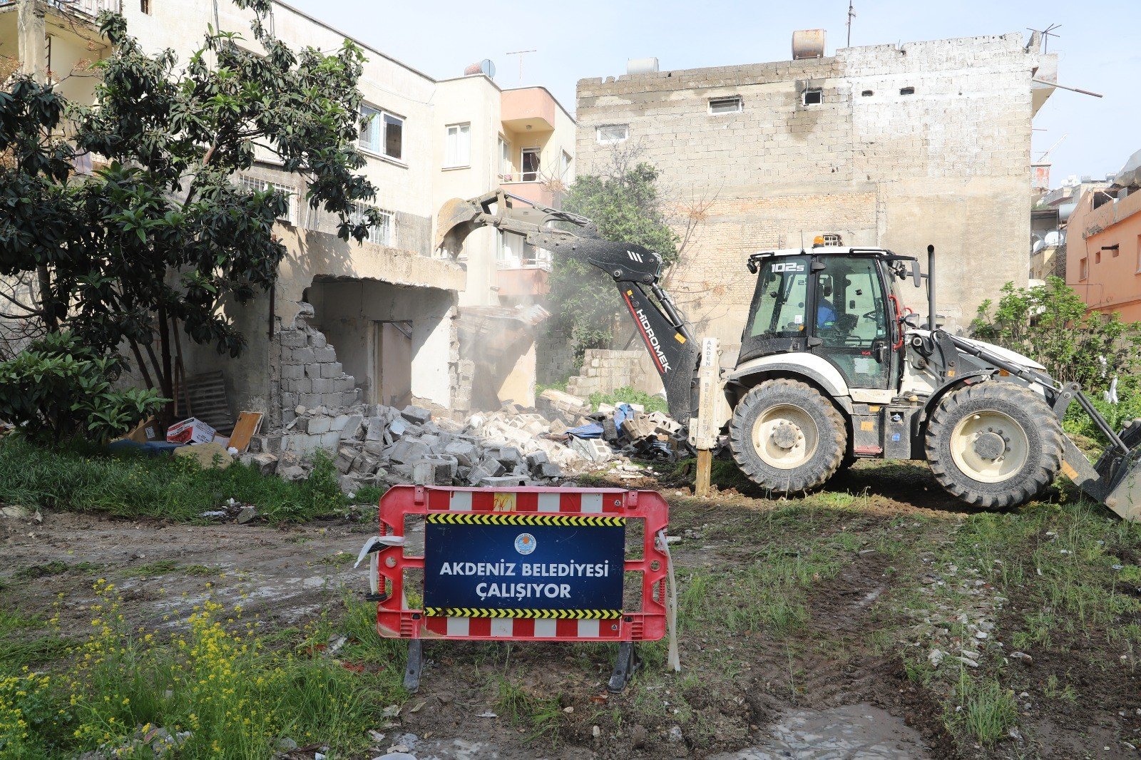 Akdeniz’de Metruk Binalara Geçit Yok: Yıkımlar Sürüyor