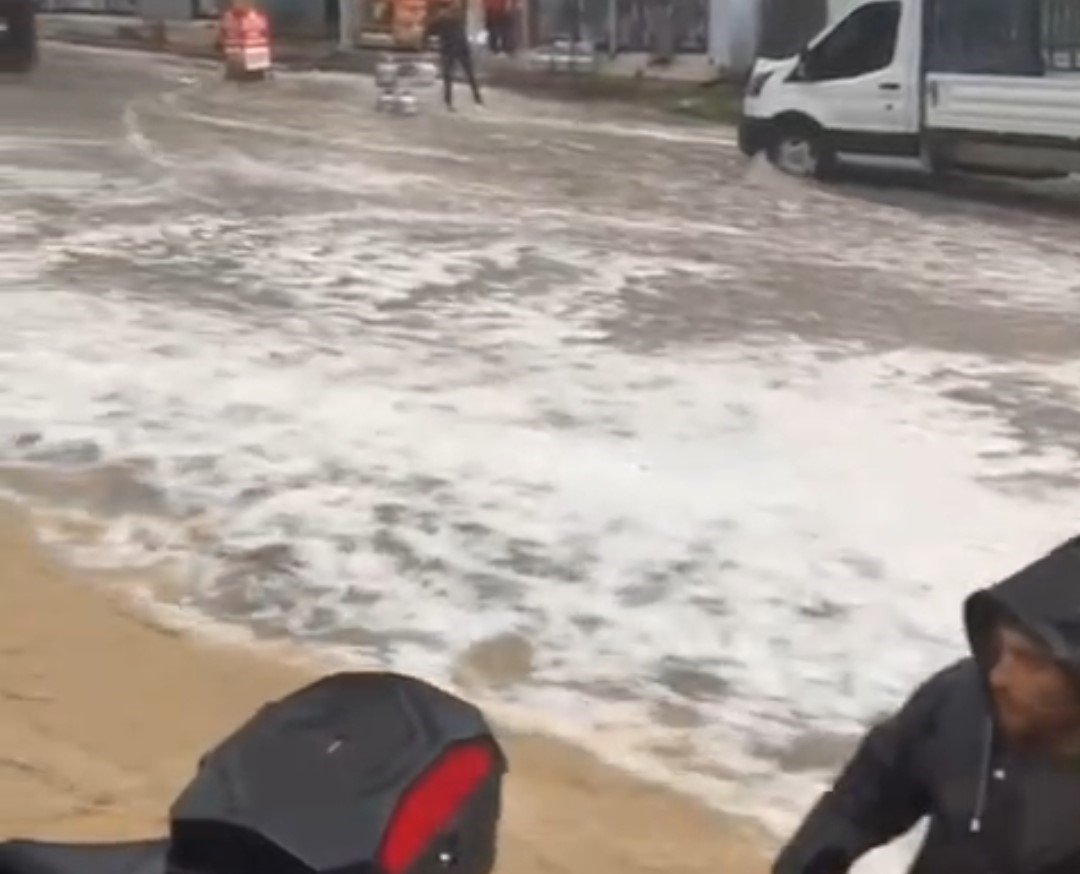 Adana'da dolu, sağanak ve hortum hayatı felç etti