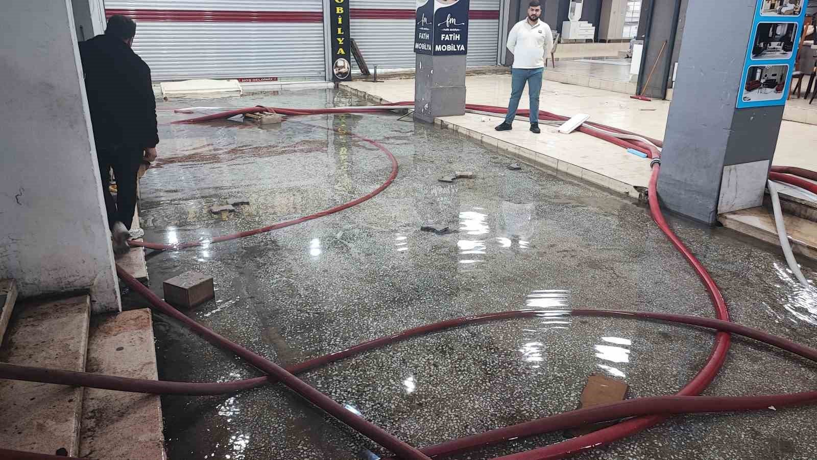 Adana'da iş hanını 27 yıldır su basıyor