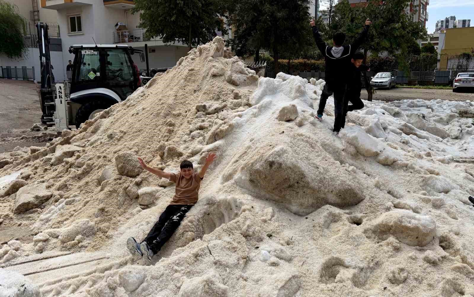 Adana'da nisan ayında çocukların kar topu keyfi