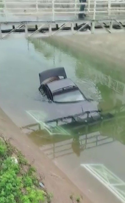 Adana'da otomobil sulamana kanalına düştü