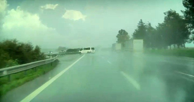 Adana'da panelvan araç takla attı