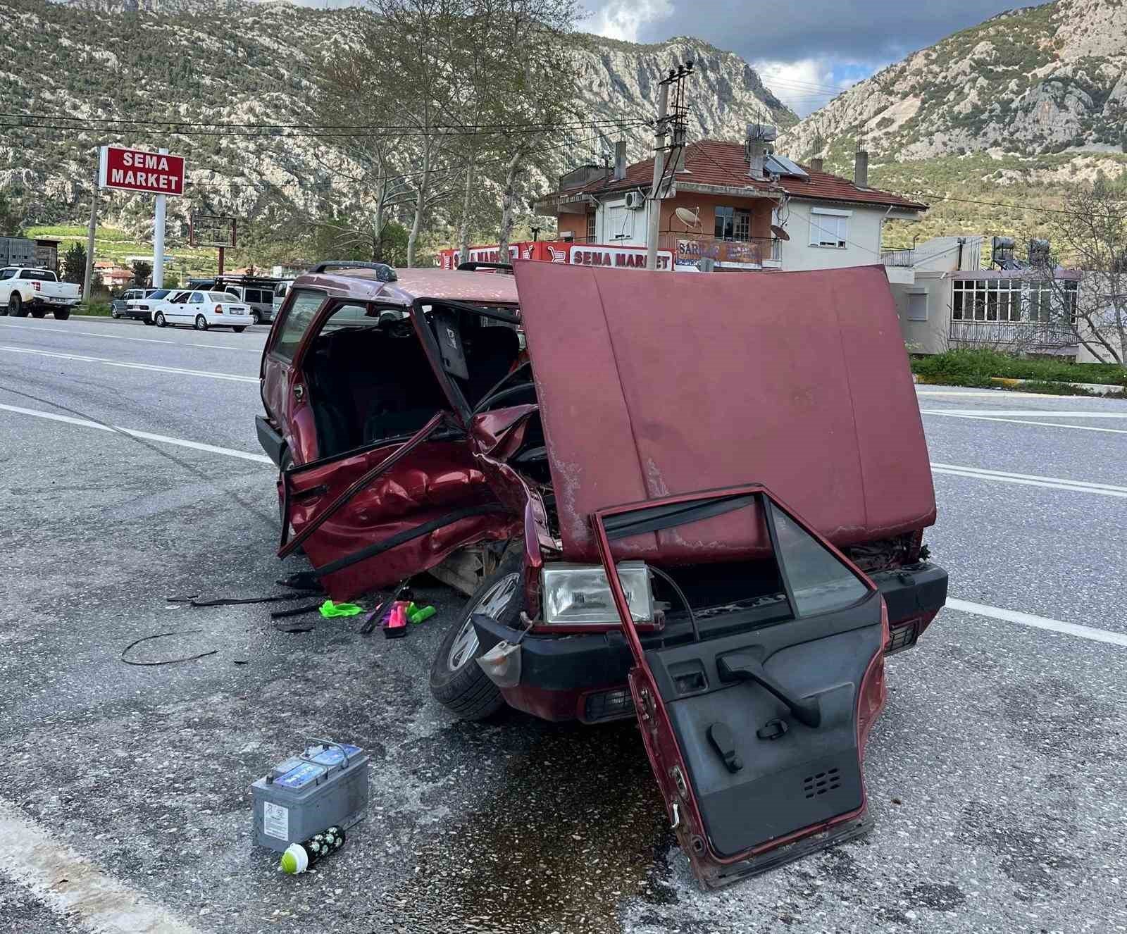 Akseki'de iki otomobil çarpıştı: 3 yaralı