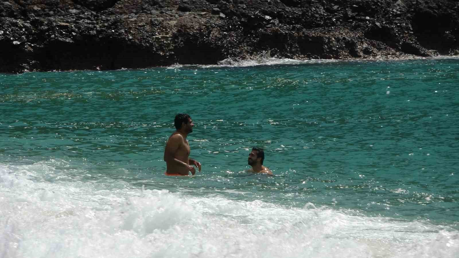 Alanya'da erken yaz görüntüleri: 21 dereceyi gören denize koştu