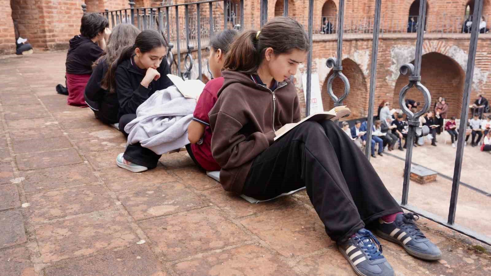 Alanya'da Kızılkule'nin 800. yılında 800 öğrenci aynı anda kitap okudu