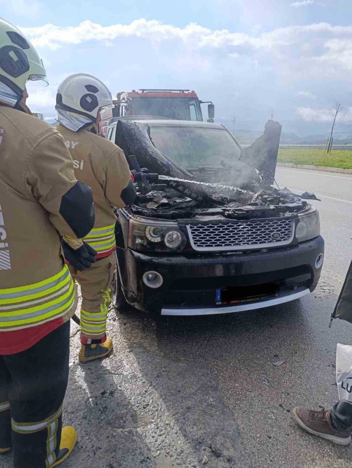 Altınözü'de cipin motoru alevlere teslim oldu