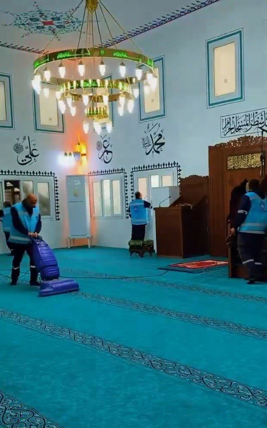 Antakya'da ibadethane temizliği çalışmaları sürüyor