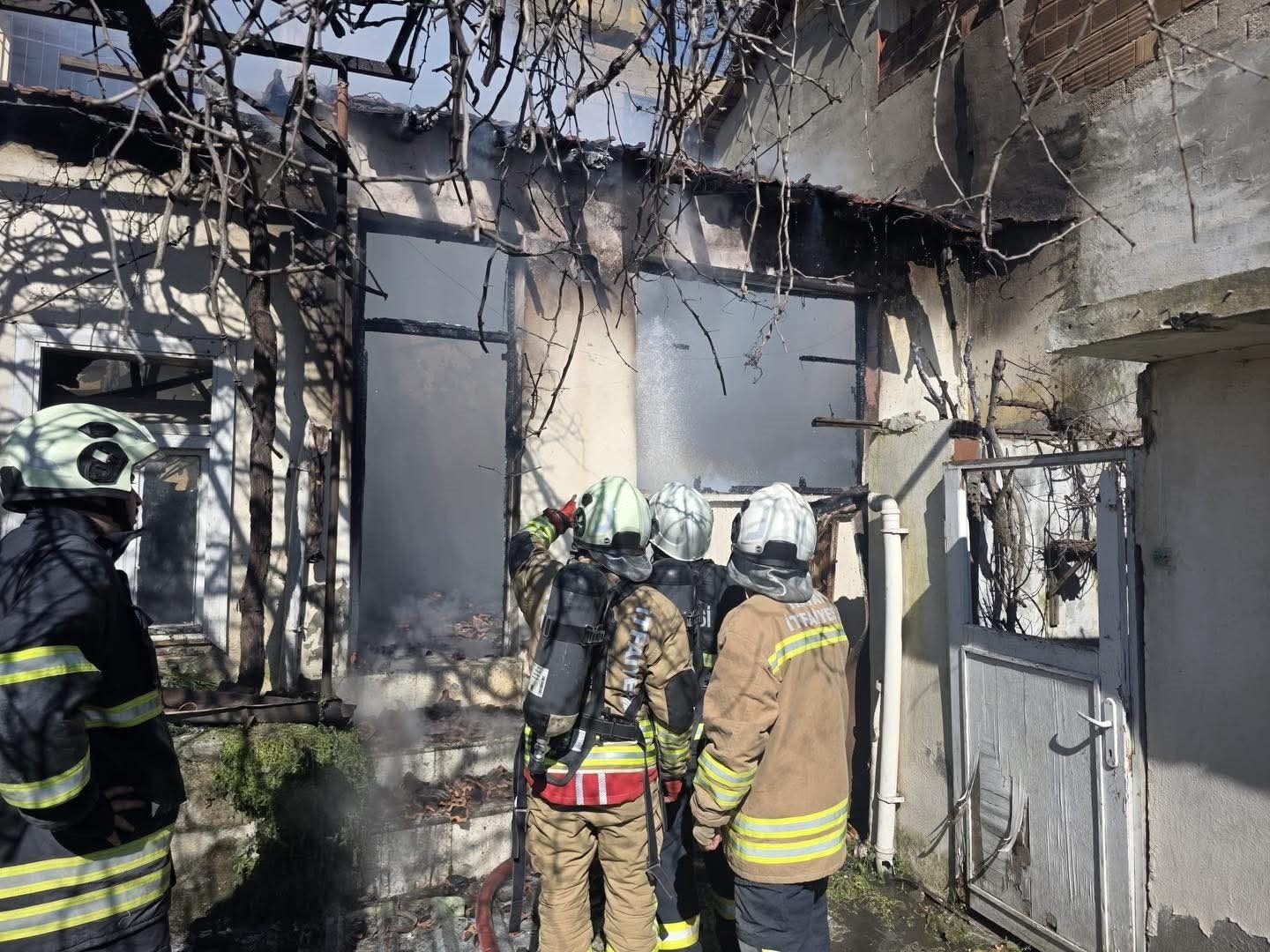 Antakya'da metruk bina yangını