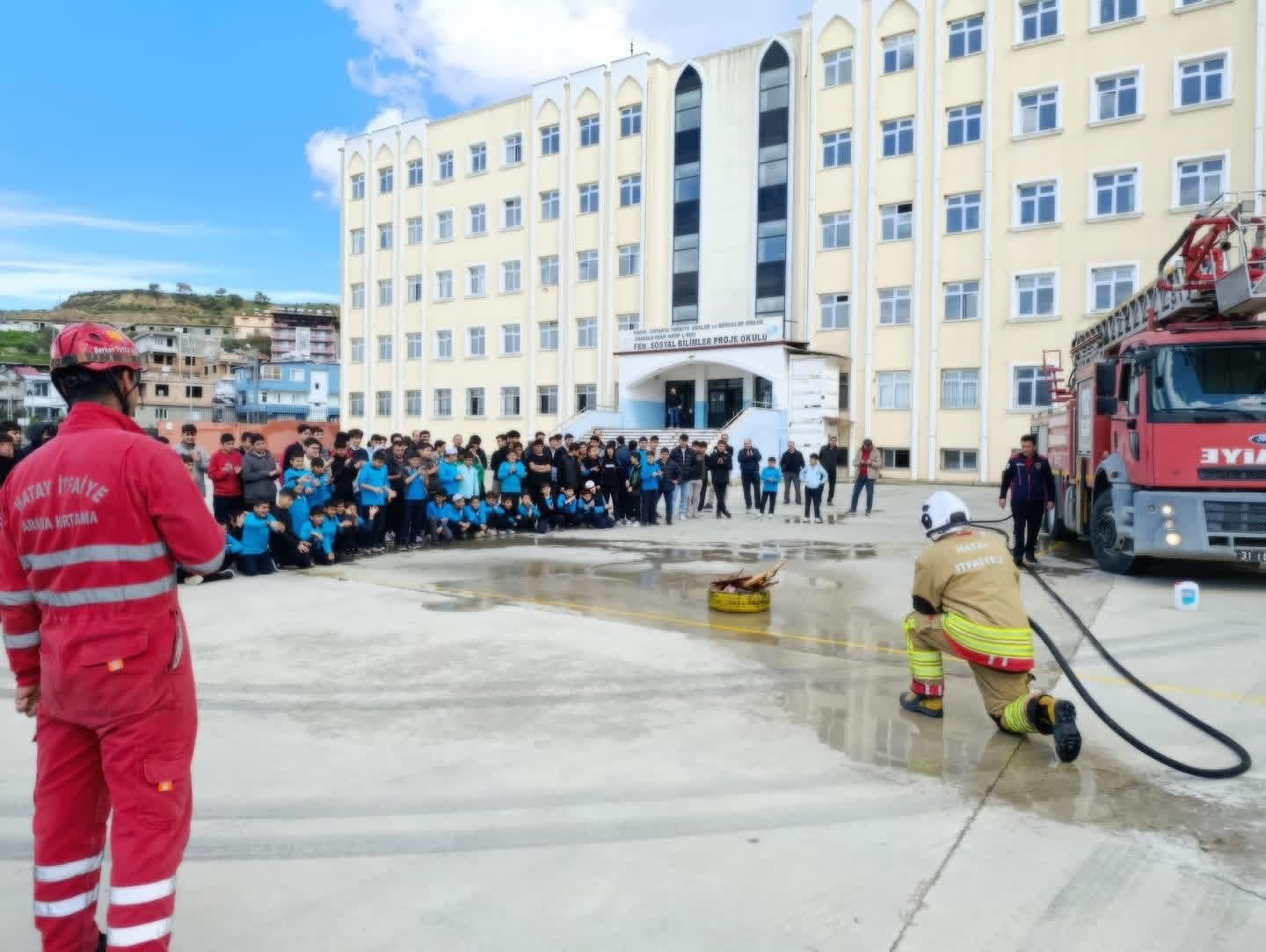 Antakya'da öğrencilere yangın eğitimi verildi