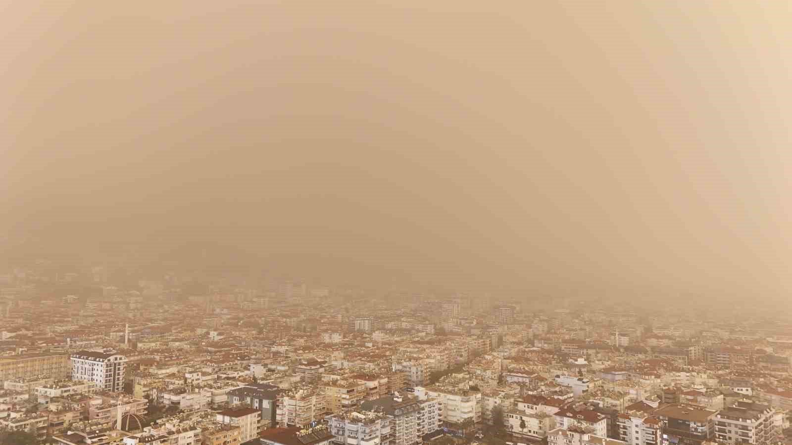 Antalya semaları kahverengiye büründü Sahra Çölü üzerinden gelen toz taşınımı çamur olup yağdı