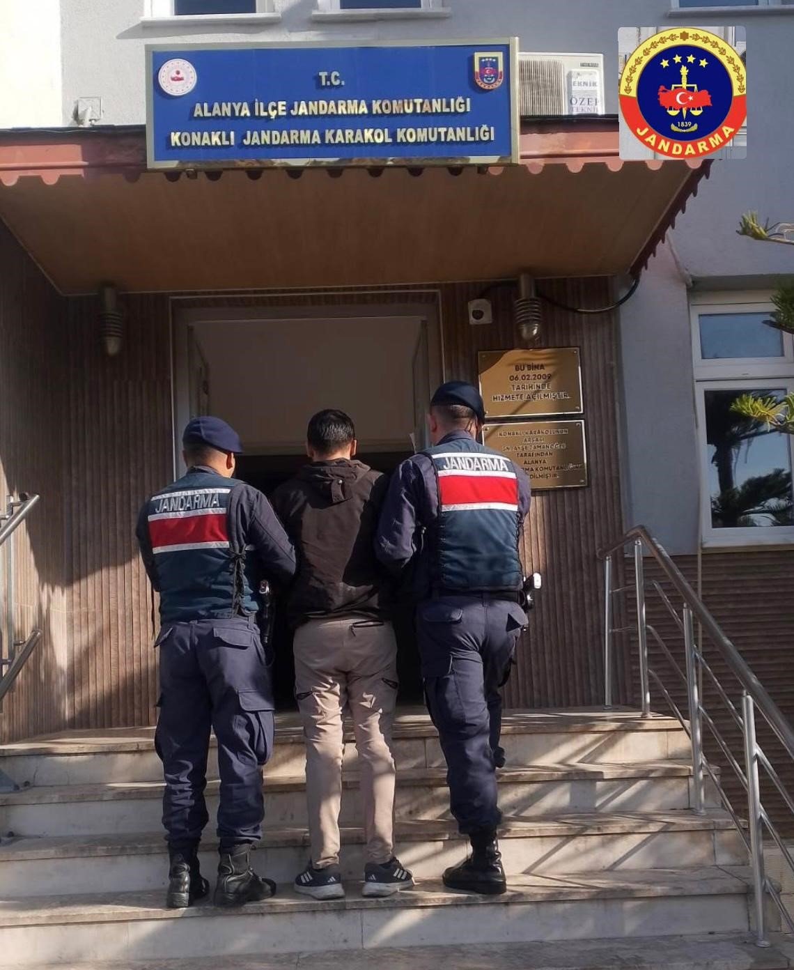 Antalya'da 28 yıl kesinleşmiş hapis cezasıyla aranan hükümlü yakalandı