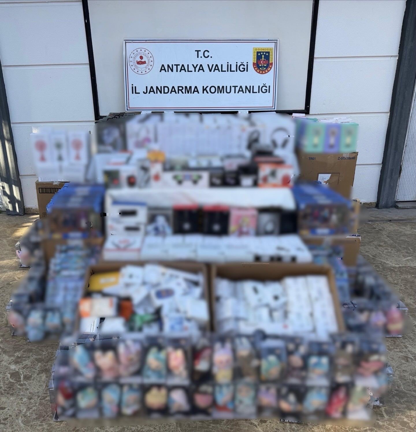 Antalya'da 3,5 milyon liralık kaçak elektronik eşya ve oyuncak ele geçirildi