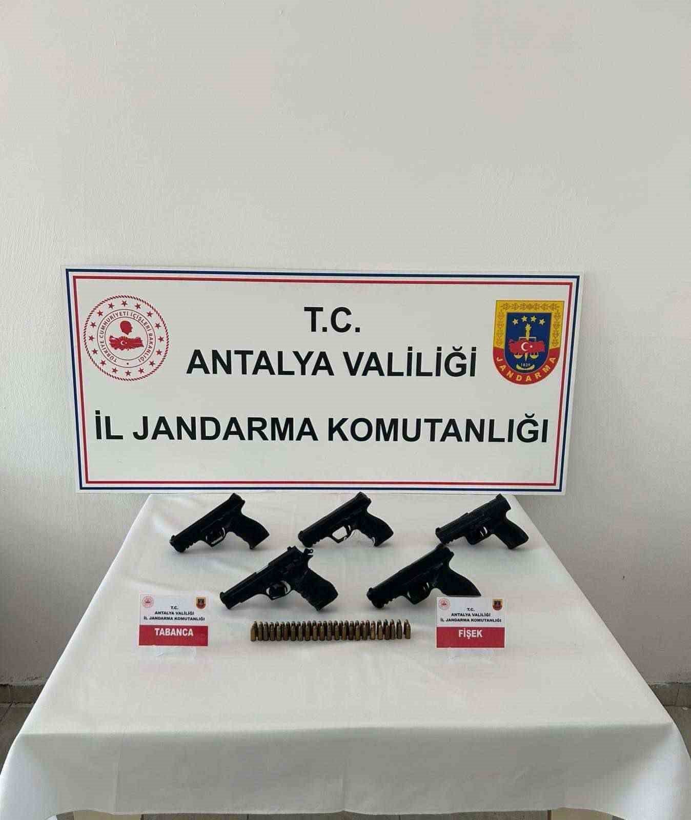 Antalya'da kaçak silah operasyonu