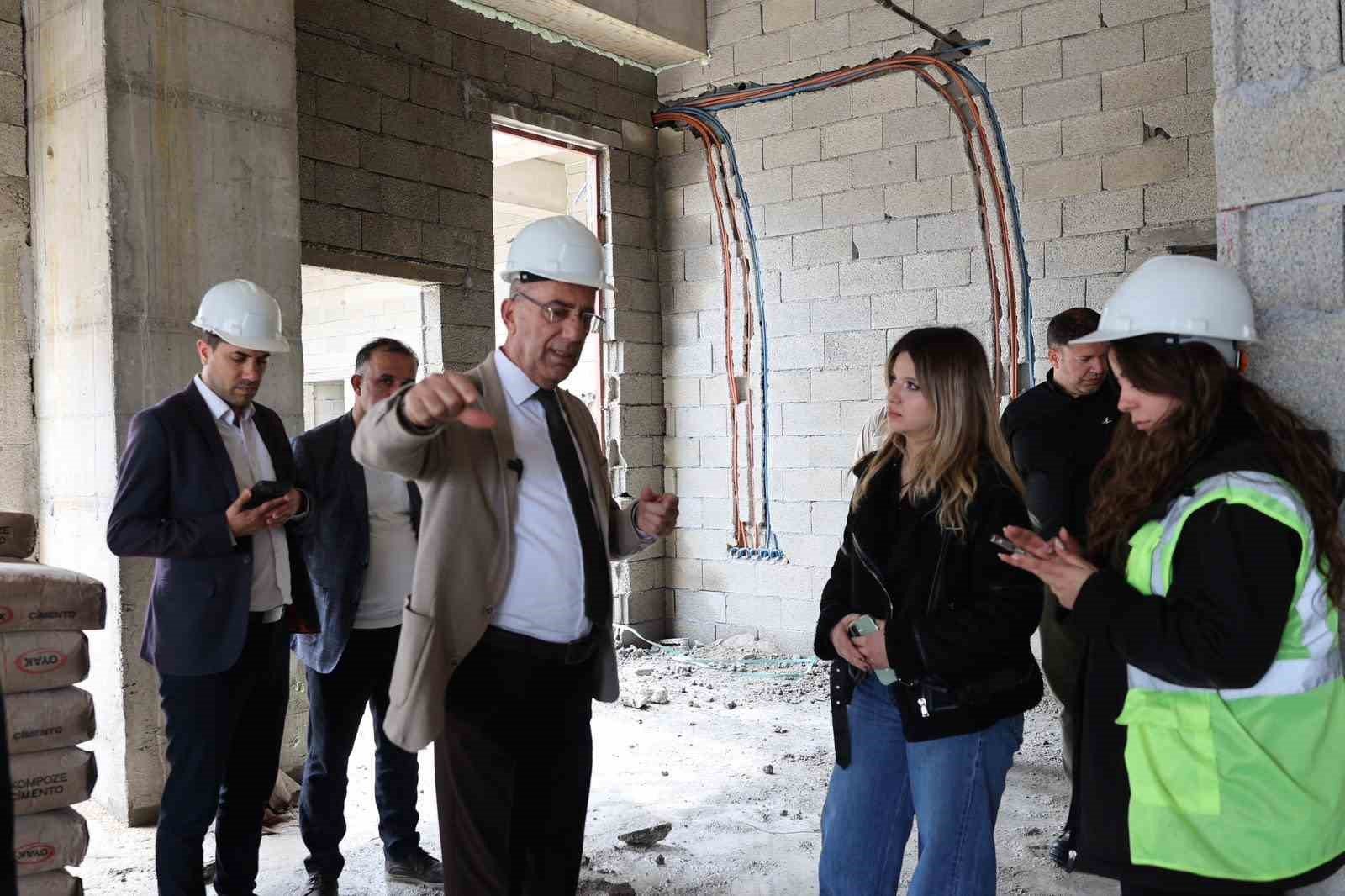 Başkan Yapar, Akasya Mahallesinde yapımı devam eden sosyal tesisi inceledi