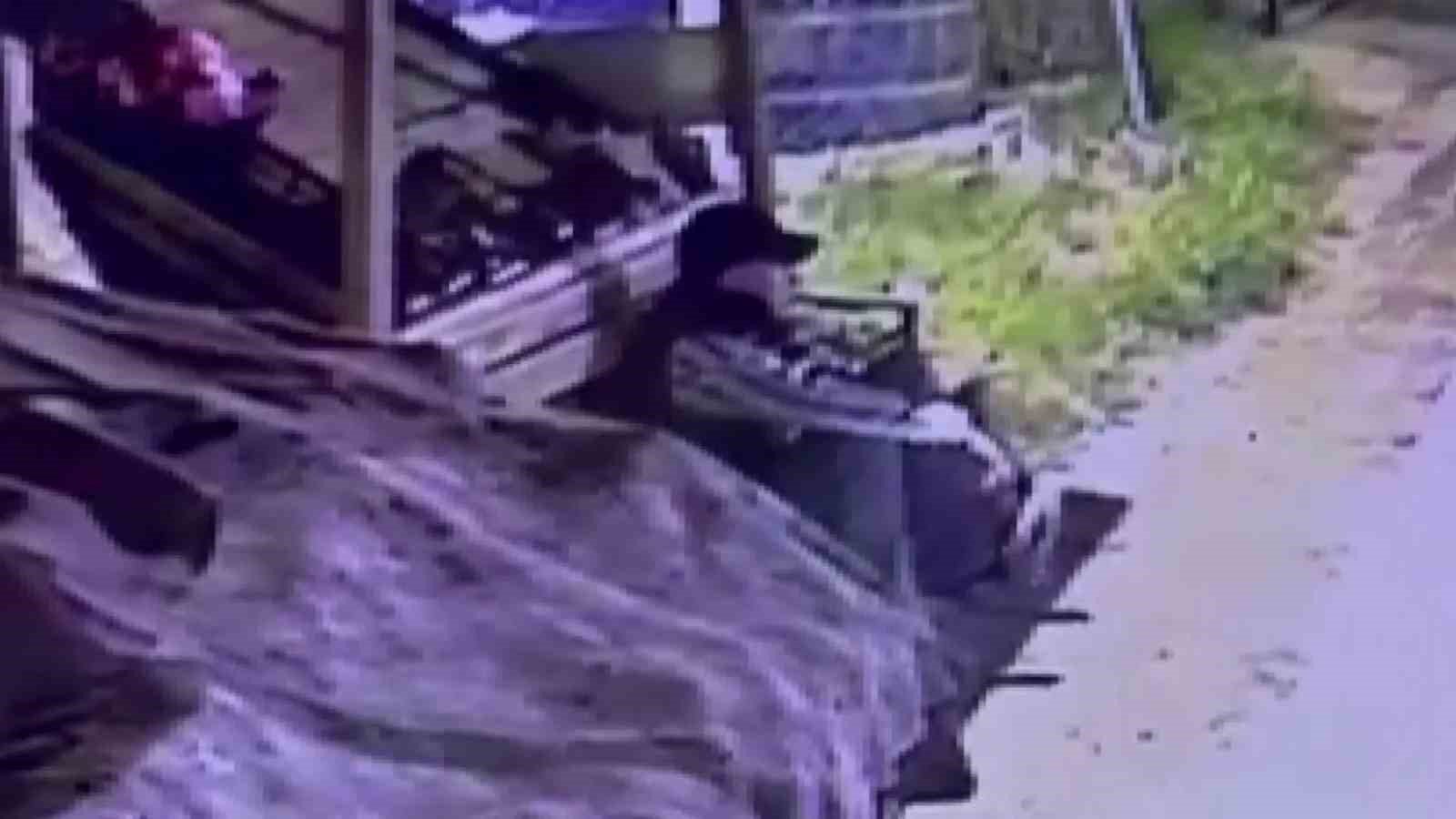 Başkasına ait beğendiği ayakkabıyı çalarken kameralara yakalanan suç makinesi tutuklandı