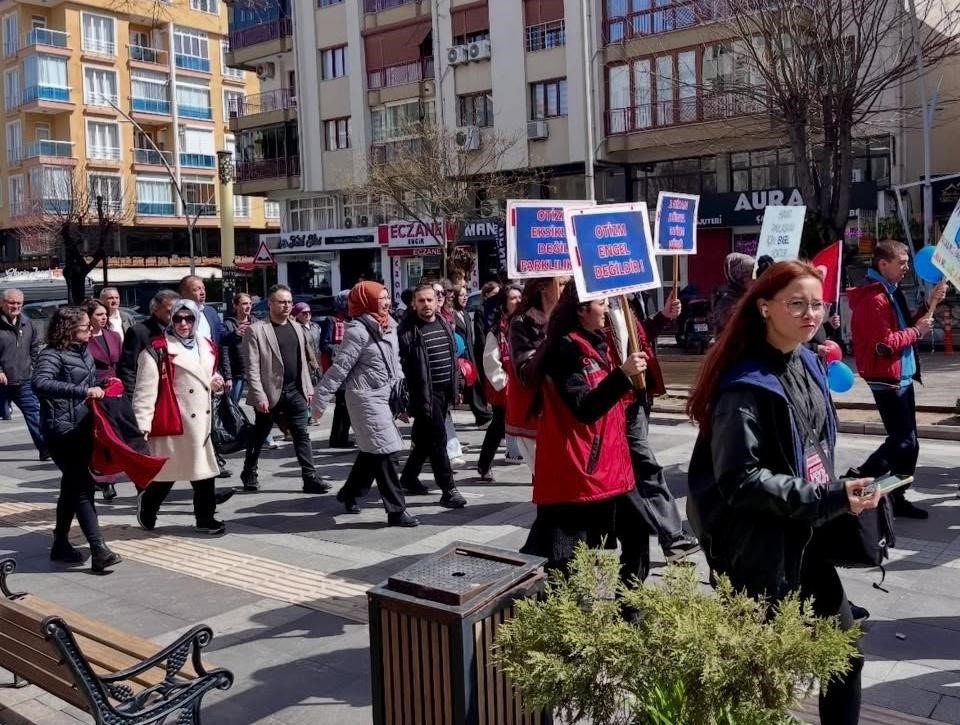 Burdur'da otizm için farkındalık yürüyüşü düzenlendi