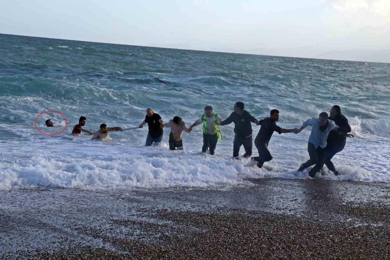 Can pazarının yaşandığı sahilde boğulan genç yüzündeki egzama için denize girmiş